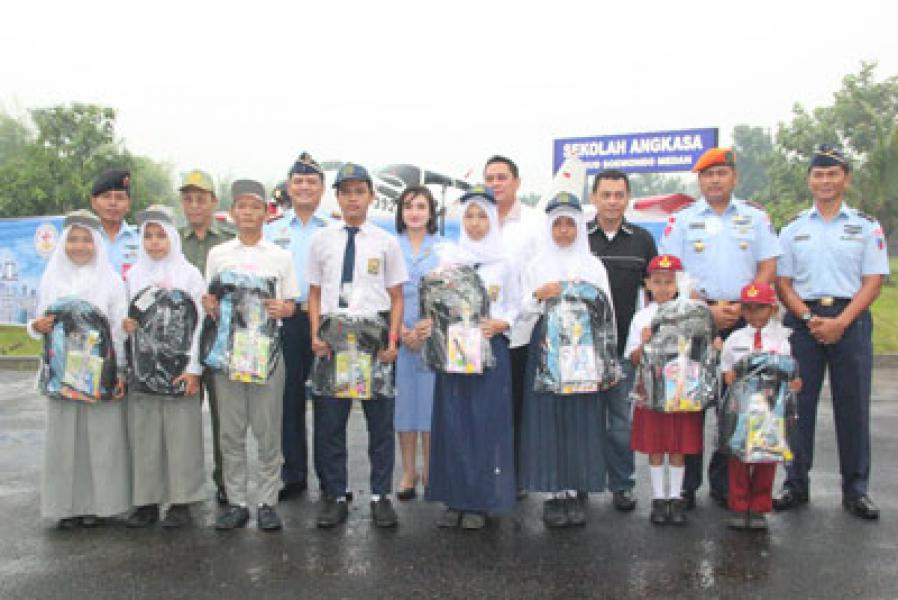 Lanud Soewondo Medan Bagi-bagi Perlengkapan Sekolah