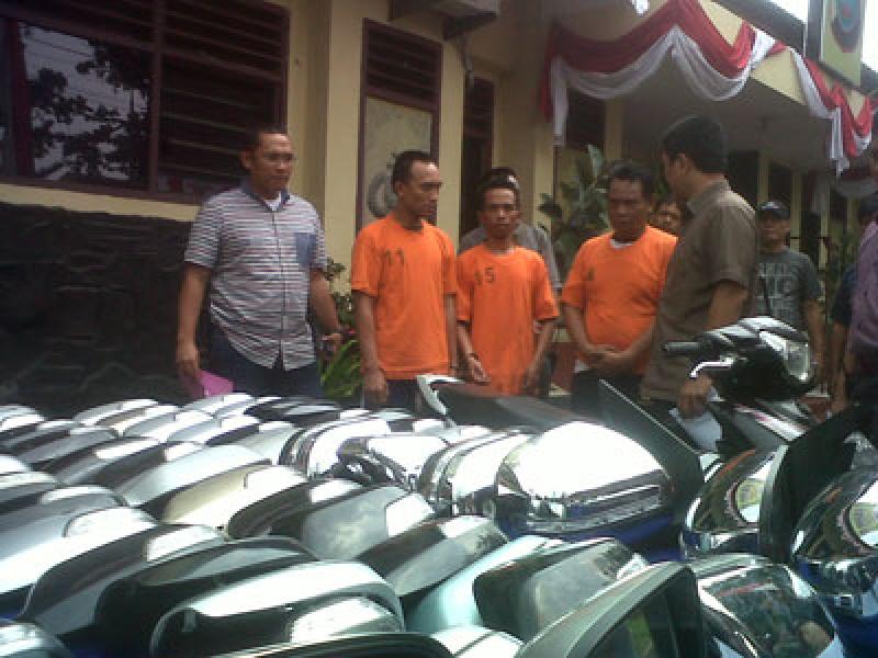 Polsek Medan Barat Ringkus Pencuri dan Penadah 108 Spion Mobil