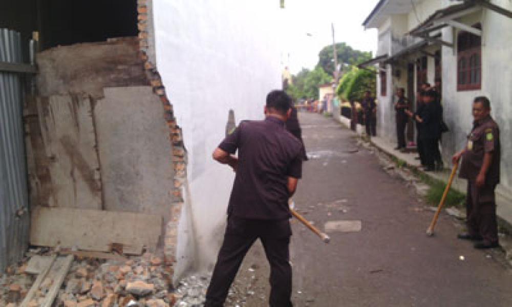 Dinas TRTB Bongkar Bangunan RTT di Medan Perjuangan