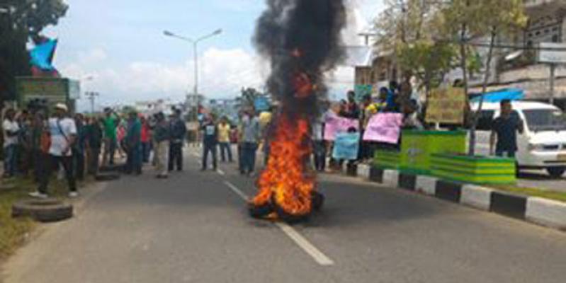 Demo Hari Kedua, AM3AP Bakar Ban di Jalinsum