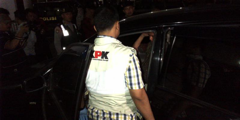 KPK Juga Geledah Mobil Bendahara DPRD Sumut