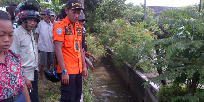 Masuk Parit Saat Banjir, Ibu Anak Hilang
