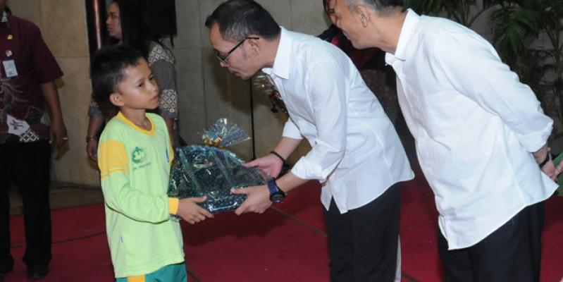 Menaker Serahkan Peralatan Sekolah Bagi 1.350 Pekerja Anak di Jateng