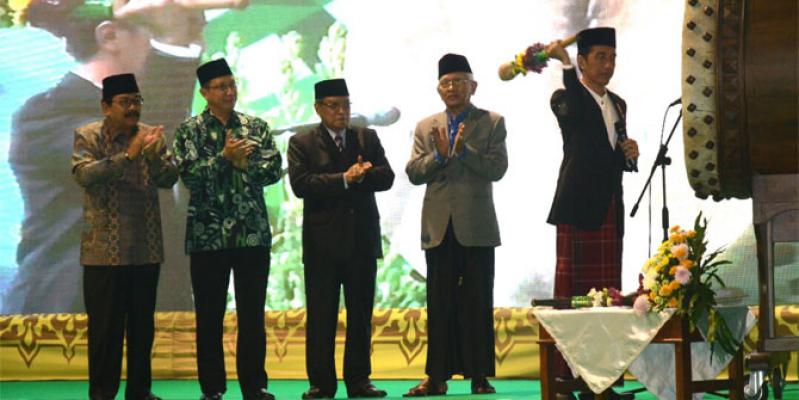 Pakai Sarung, Jokowi Buka Muktamar NU di Jombang