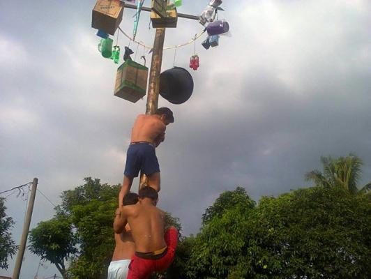 Panjat Pinang di Perumnas Simalingkar