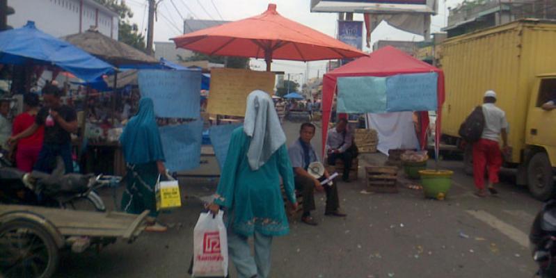 Pedagang Sukaramai Medan Blokir Jalan