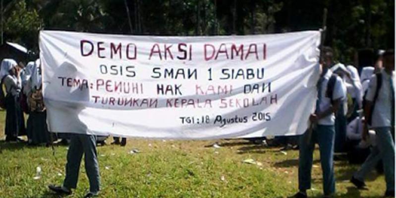 Pelajar SMAN 1 Siabu Demo Tuntut Kepala Sekolah Diganti