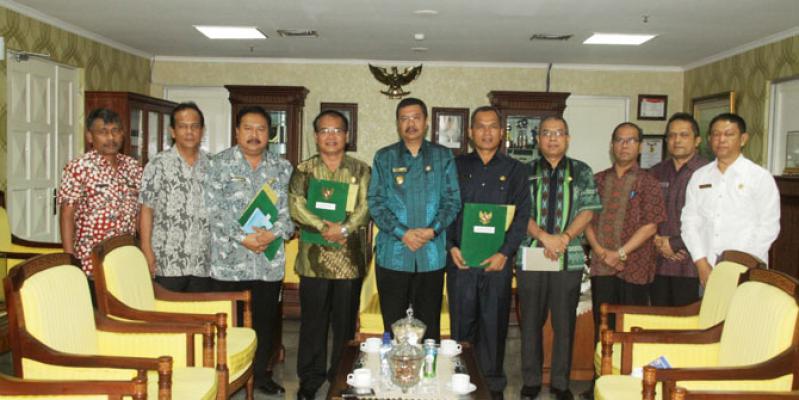 Plt Gubernur Sumut Serahkan SK Plh Wali Kota Sibolga, Bupati Humbahas dan Bupati Pakpak Bharat