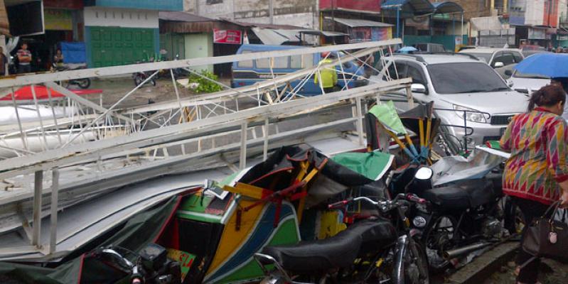 Pohon Tumbang Timpa 2 Mobil di Medan