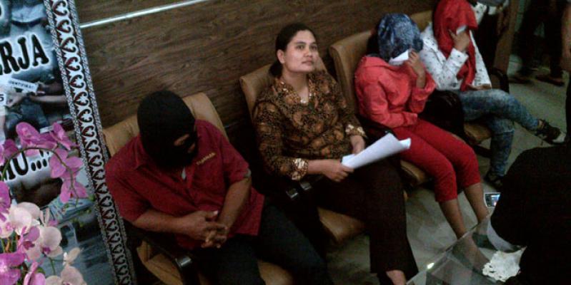 Siswi SMA Jual Perawan Buat Beli HP Baru