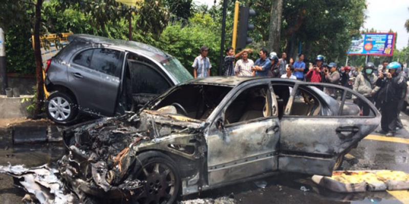 Tabrak Nissan March, Mercy Terbakar di Depan Konjen Tiongkok