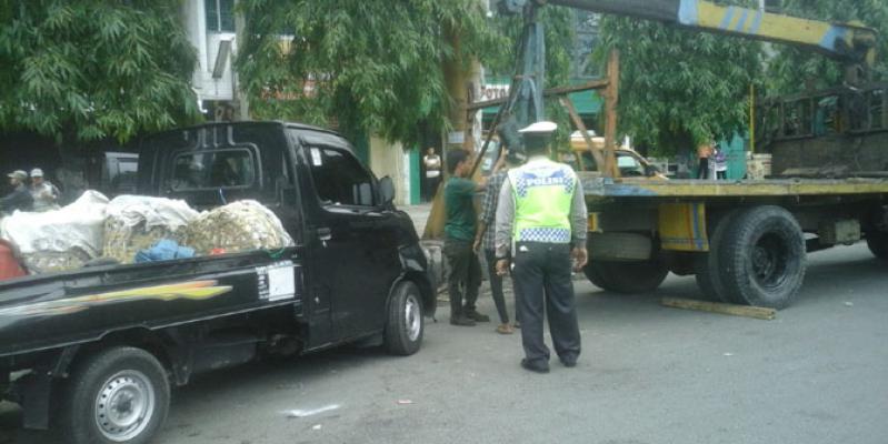 Tauke Sayur Patah Kaki Ditabrak Pikap