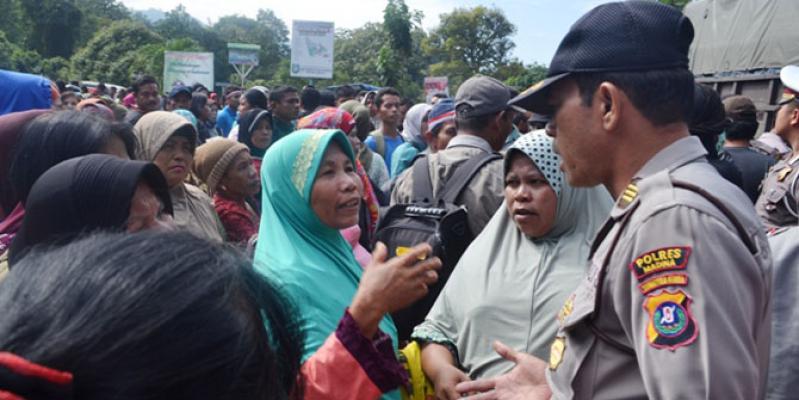 Tuntut Izin PT M3 Dicabut dan Lurah Tapus Dicopot, Warga Blokir Jalinsum