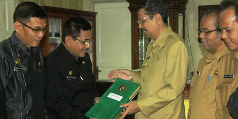 Wagub Sumut Serahkan SK Plh Bupati Sergai