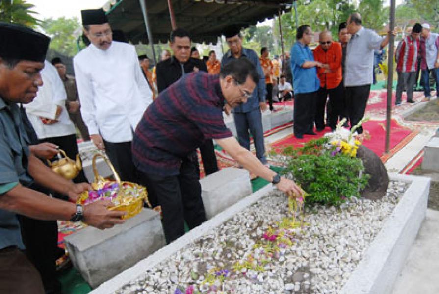 Mendagri Ziarah ke Makam Tengku Rizal Nurdin
