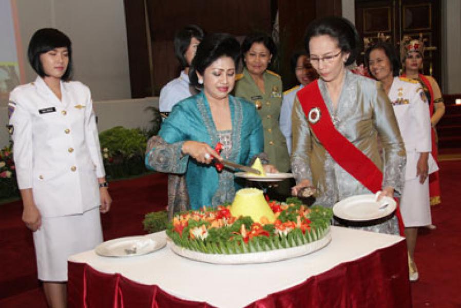 Koes Moeldoko Dikukuhkan Sebagai Ibu Asuh Wanita TNI