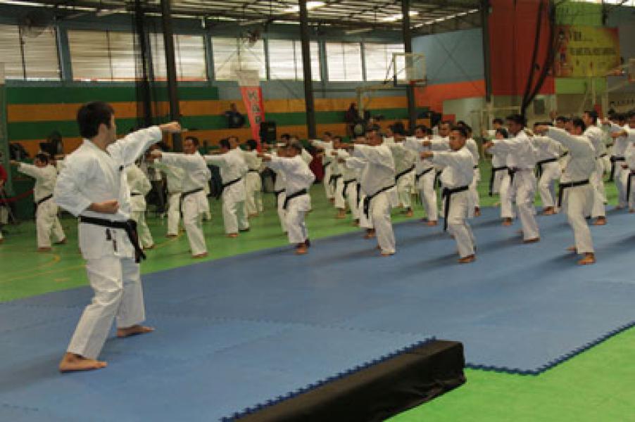 200 Karateka TNI Latihan Bersama Master Karate Jepang