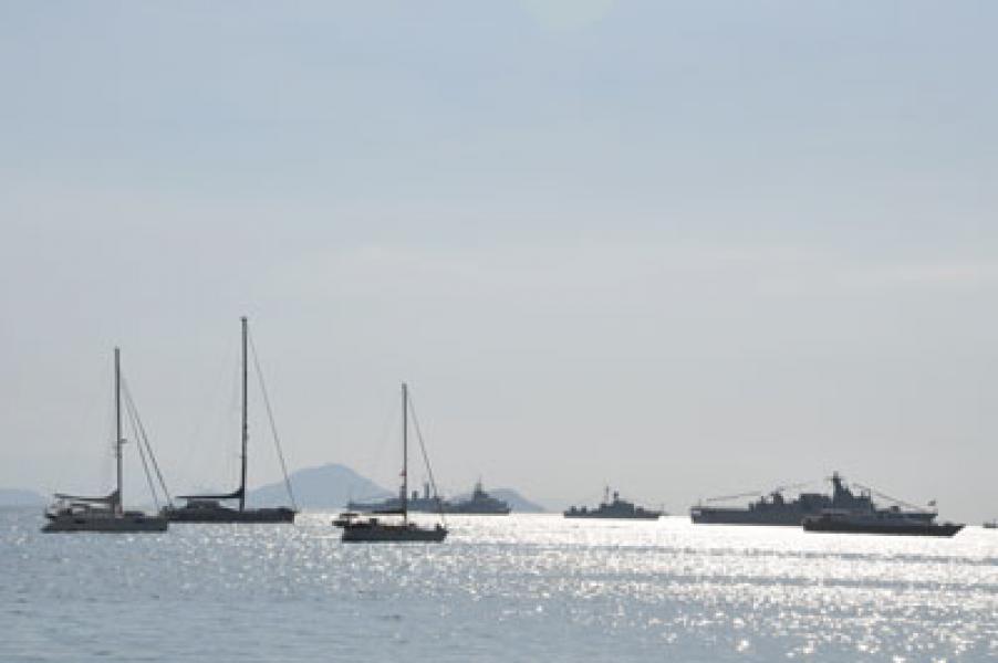 Puluhan Kapal Perang Padati Pantai Pede NTT