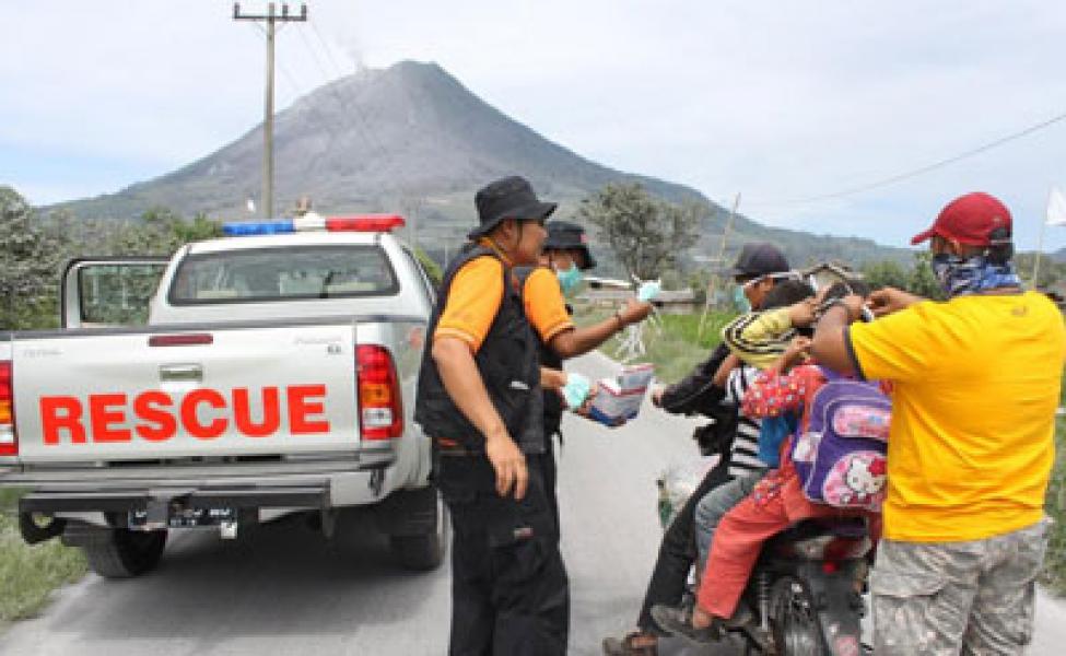 Relawan Nusantara Evakuasi Korban Sinabung