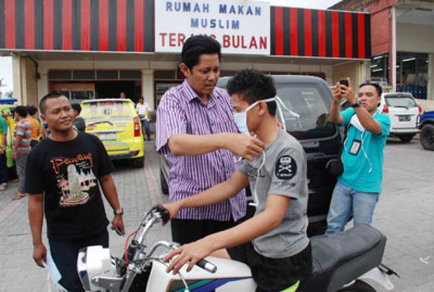 Tengku Ameck Bagikan Masker Kepada Pengendara di Bandar Baru