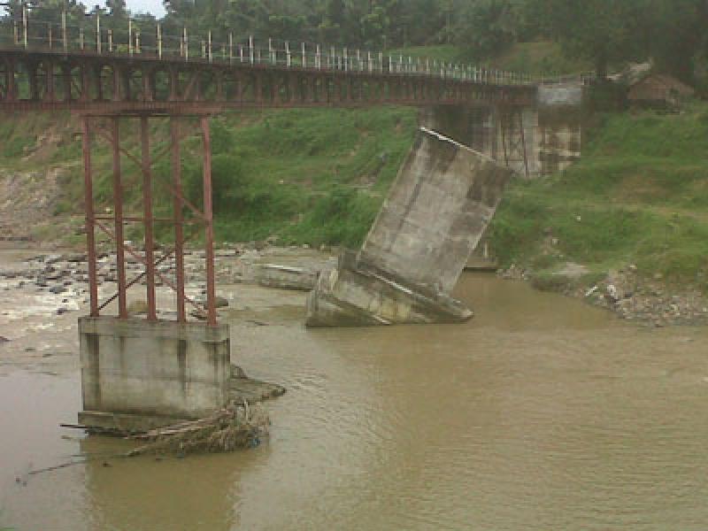 Tiang Penyangga Jembatan Sungai Petani Namorambe Bergeser