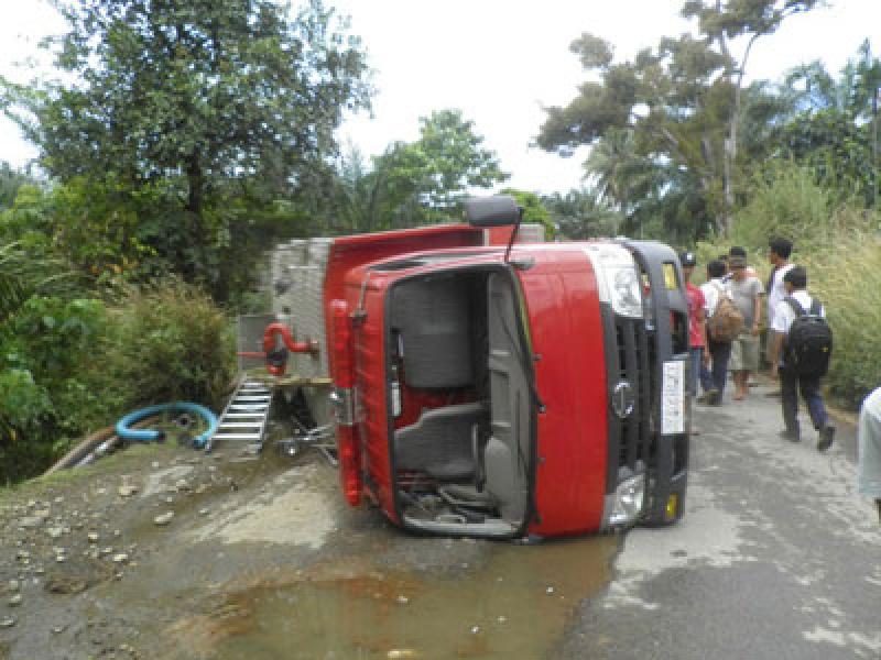 Mobil Damkar Pemkab Palas Terbalik