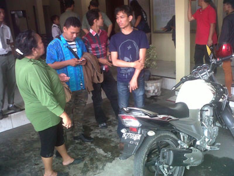 Maling Sepeda Motor Dihajar Massa di Depan Makodam I/BB