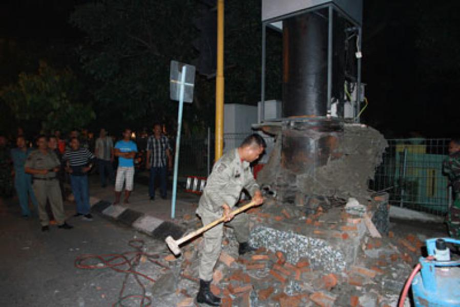 Pembongkaran Reklame Bando Karena Tak Miliki Izin