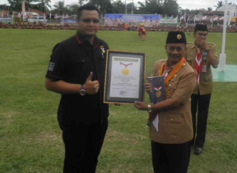 Pramuka Palas Pecahkan Rekor MURI Salat Duha Jamaah Terbanyak