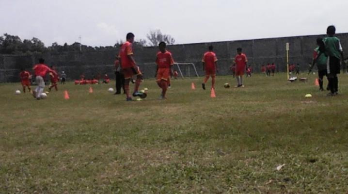 500 Lebih Pesepak Bola Muda Sumut Jalani Grassroots Coaching Kemenpora