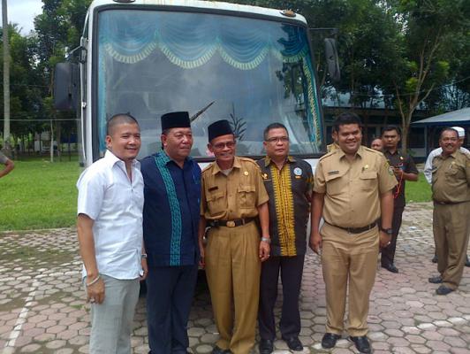 Bupati Madina Serahkan Bantuan Bus ke STAIM