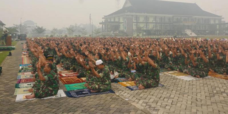 Diimami Mayor Hasibuan, Prajurit Kodam Tanjungpura Salat Istisqa Minta Hujan Lebat Untuk Menghilangkan Asap