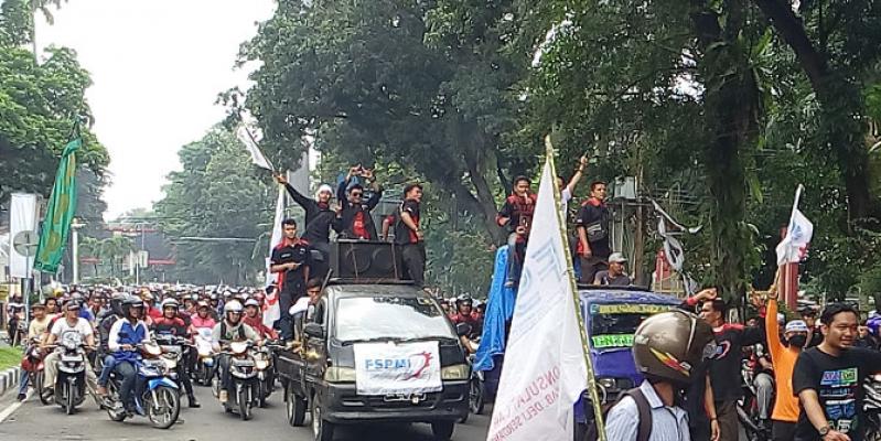 Ekonomi Terpuruk, Buruh Geruduk Kantor Gubernur Sumut