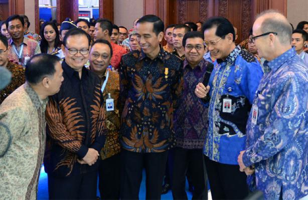 Jokowi Minta Direksi Perbankan Ajak Nasabah Cairkan Dolar di Dalam Negeri