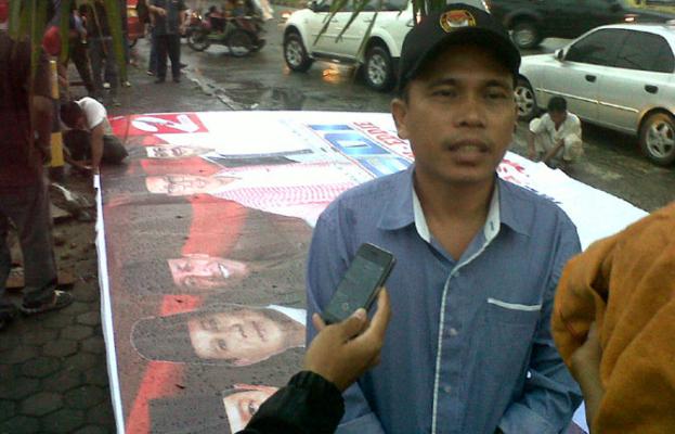 KPU Medan Pasang APK Dua Pasangan Peserta Pilkada