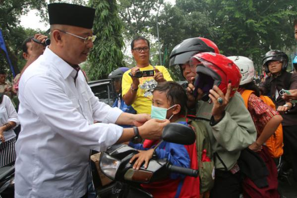 Kabut Asap, Eldin Bagi-bagi Masker