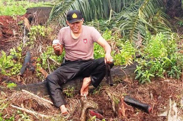 Kaki Polisi Ini Melepuh, Baju Basah Kuyup Demi Riau Bebas Asap