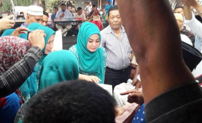 Ketua PKK Madina Serahkan Bantuan Kepada Anak Yatim di Malintang