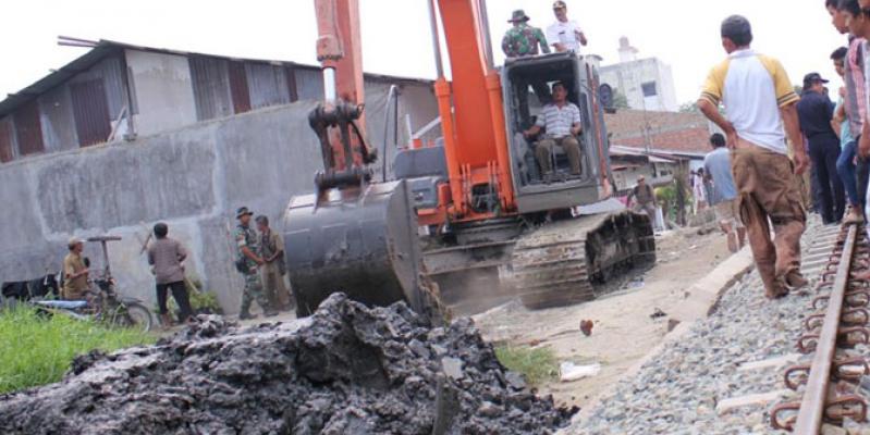 Normalisasi Sungai Bedera, Belasan Rumah Pinggir Rel Ditertibkan