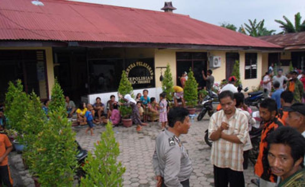 Ratusan Warga Datangi Kantor Camat STM Hilir dan Mapolsek Talun Kenas