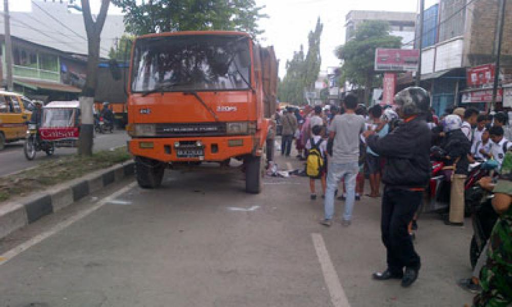Sekeluarga Tewas Digilas Truk di Medan