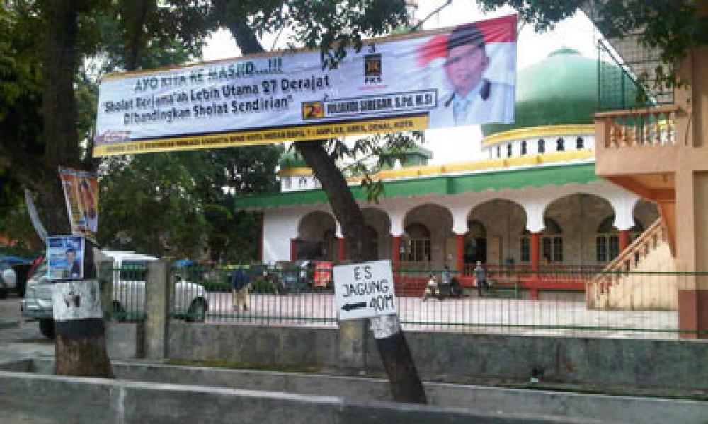 Spanduk Caleg Bertabur di Medan