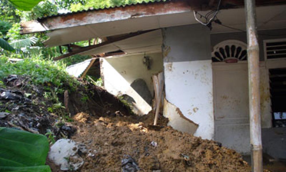 Sekeluarga Tewas Tertimbun Longsor di Tanjung Morawa