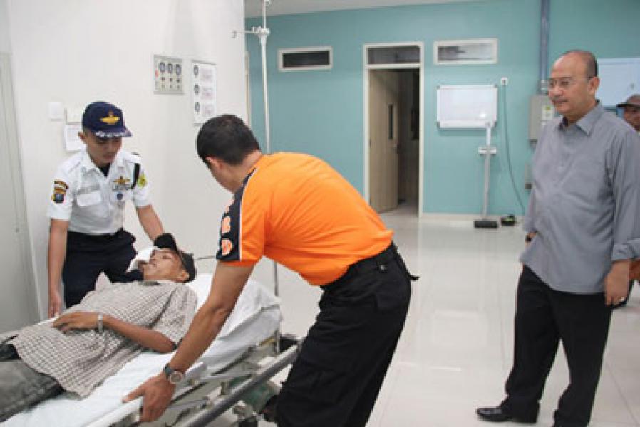 Wali Kota Medan Bawa Penderita Tumor Mata ke Rumah Sakit