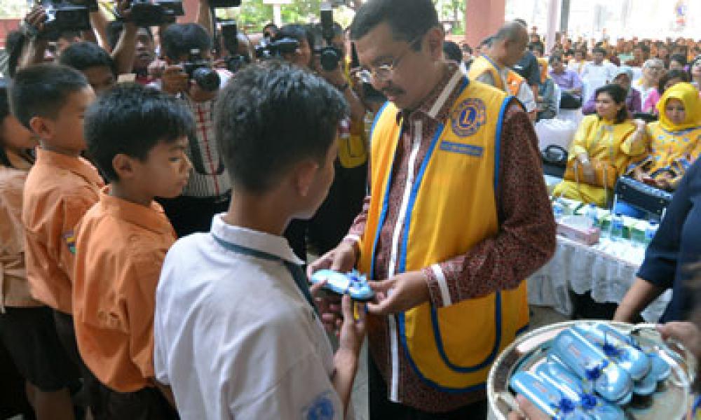 Lions Club Bagi-bagi Kacamata Gratis