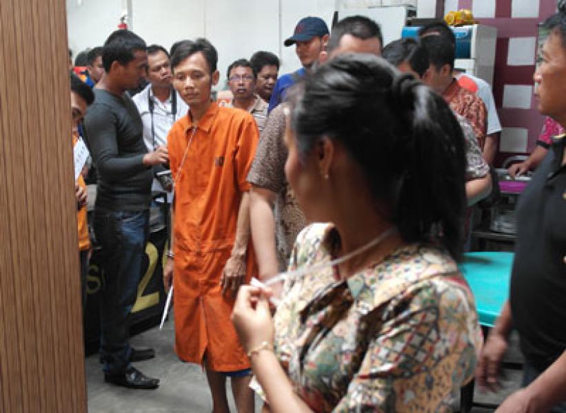 Polisi Rekonstruksi Pembunuhan Pelayan Kafe di Medan