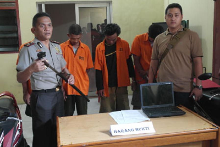 Todong Polisi Pakai Samurai, Yopi Gol
