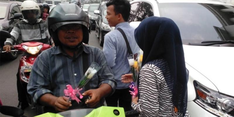 Aksi Simpatik Sahabat BENAR: Bagi-bagi Bunga, Souvenir dan Air Minum