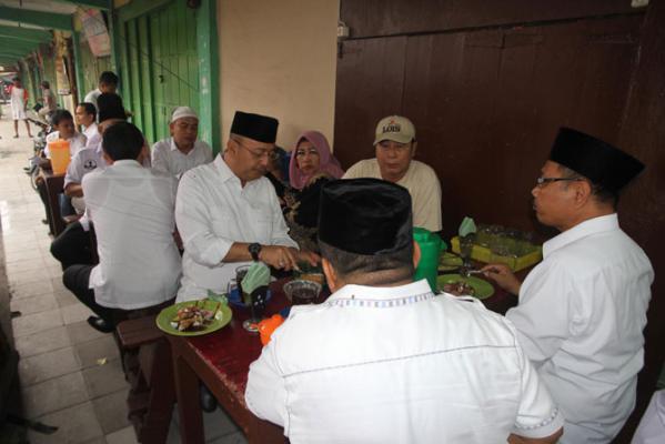 Eldin-Akhyar Dijamu Warga Belawan I, Bahas Program Sambil Sarapan Nasi Gurih