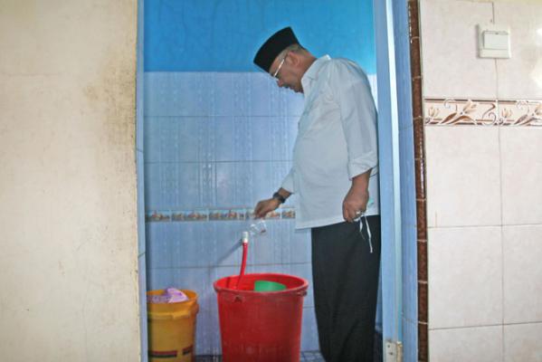 Eldin Tebar Bubuk Abate di Rumah Warga